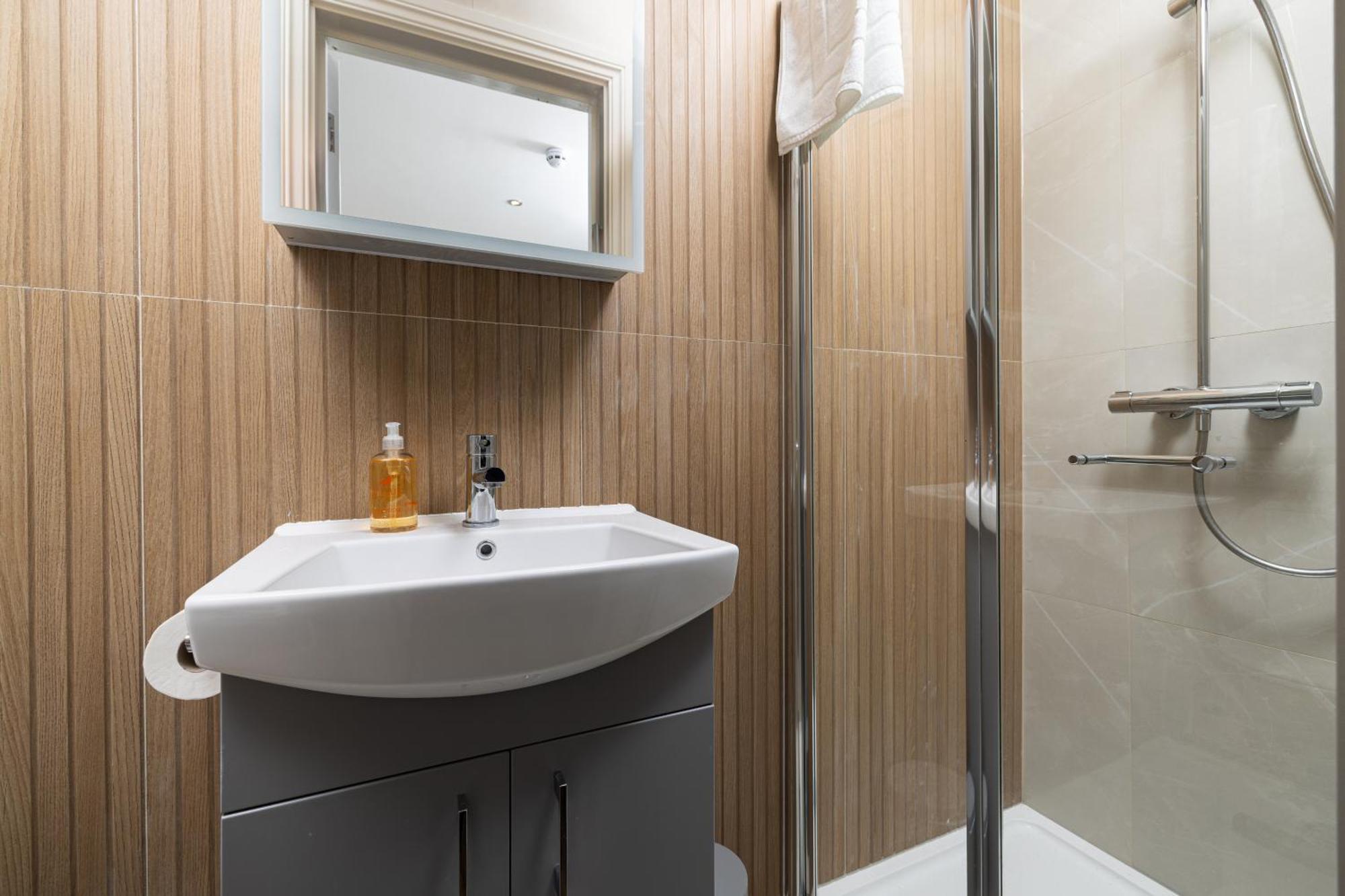 Charmstay Kensington Olympia Apartment London